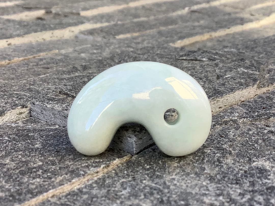 ✳お値段ご遠慮なく‼️高価糸魚川翡翠氷アイスジェイド勾玉　極上物　機械鑑定付本物‼️