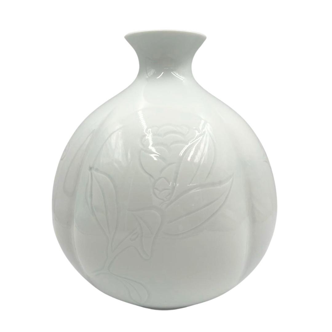 井上萬二　白磁彫文壷　白磁　椿　花　壺　陶芸　花瓶