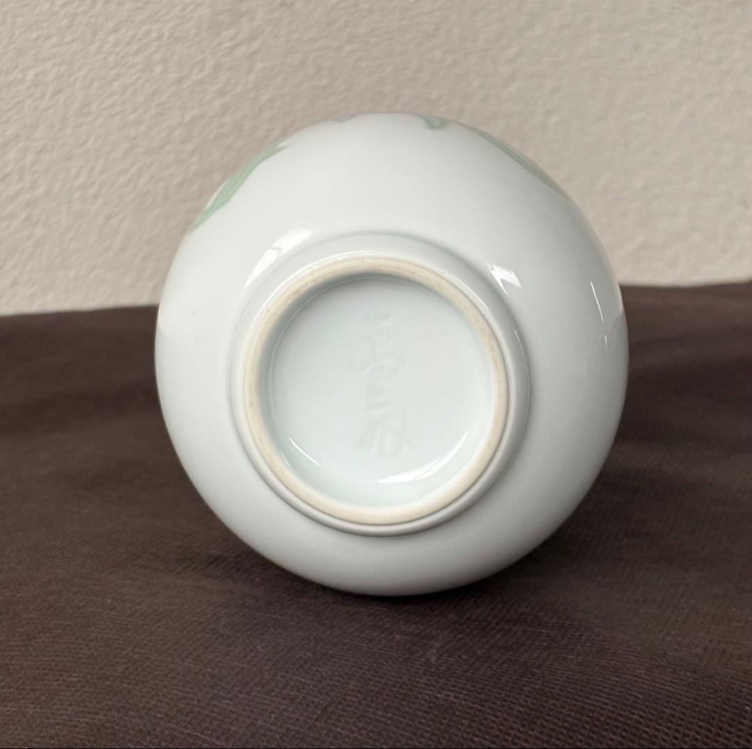 t*y様 『人間国宝 井上萬二』本人作　 　白磁緑釉百合彫文 陶器　徳利・酒器