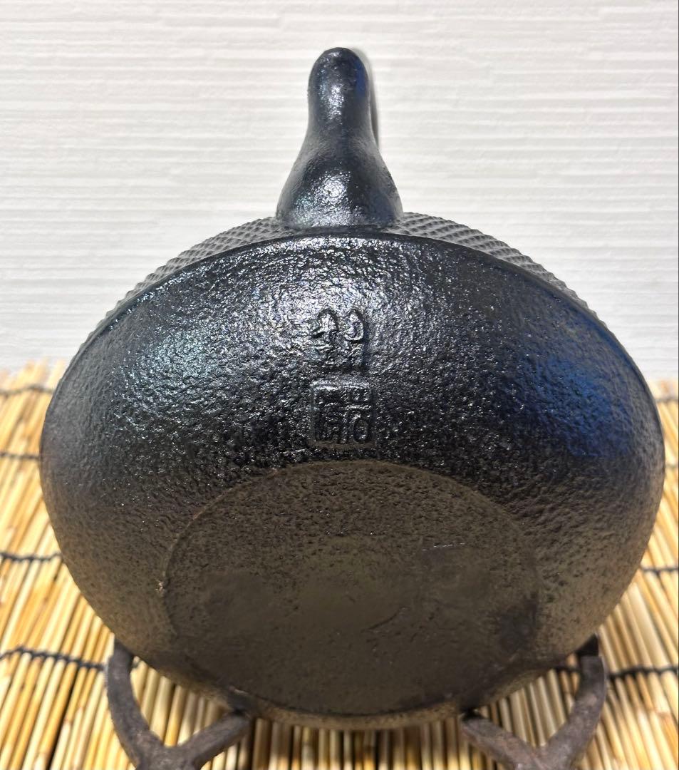 未使用、栞、タグ、南部鉄器検査証付き　南部岩鋳造１０型アラレ　南部鉄瓶　南部鉄器