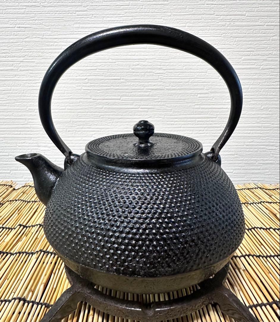 未使用、栞、タグ、南部鉄器検査証付き　南部岩鋳造１０型アラレ　南部鉄瓶　南部鉄器