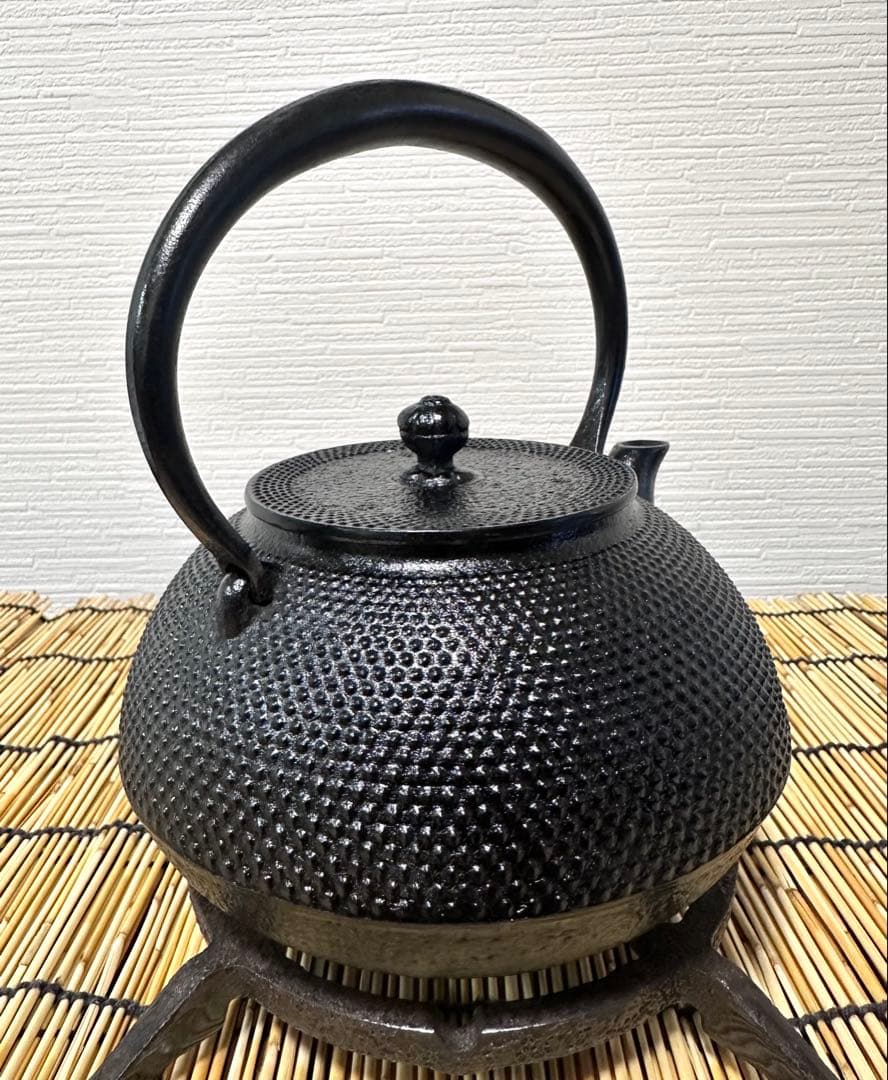 未使用、栞、タグ、南部鉄器検査証付き　南部岩鋳造１０型アラレ　南部鉄瓶　南部鉄器