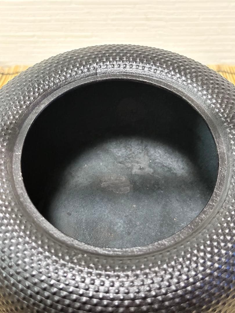 未使用、保管品　南部虎山工房造　前田知行　１５型姥口アラレ　南部鉄瓶　南部鉄器