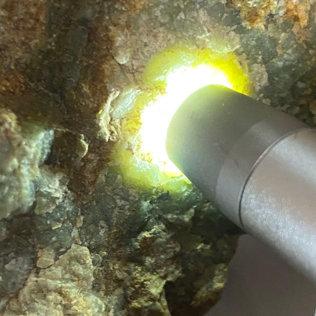 希少品　鳥取県　若桜翡翠原石　灰青×オレンジ×緑　割石皮付き　765g