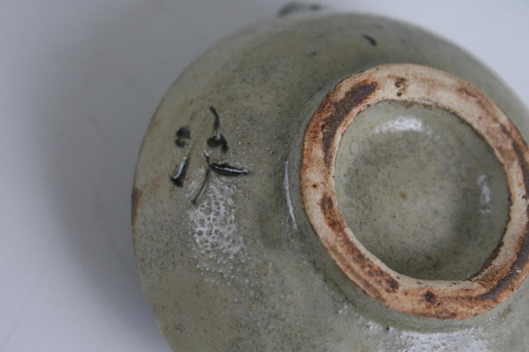 壺屋焼 人間国宝 金城次郎 作　双魚文水滴