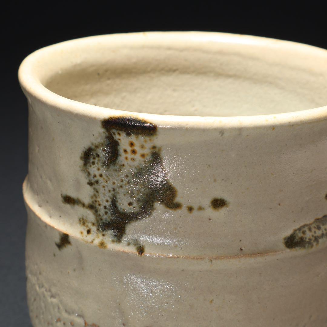 浜田庄司　糠白胴紐鉄絵茶碗　共箱　人間国宝　民藝　R1616お11