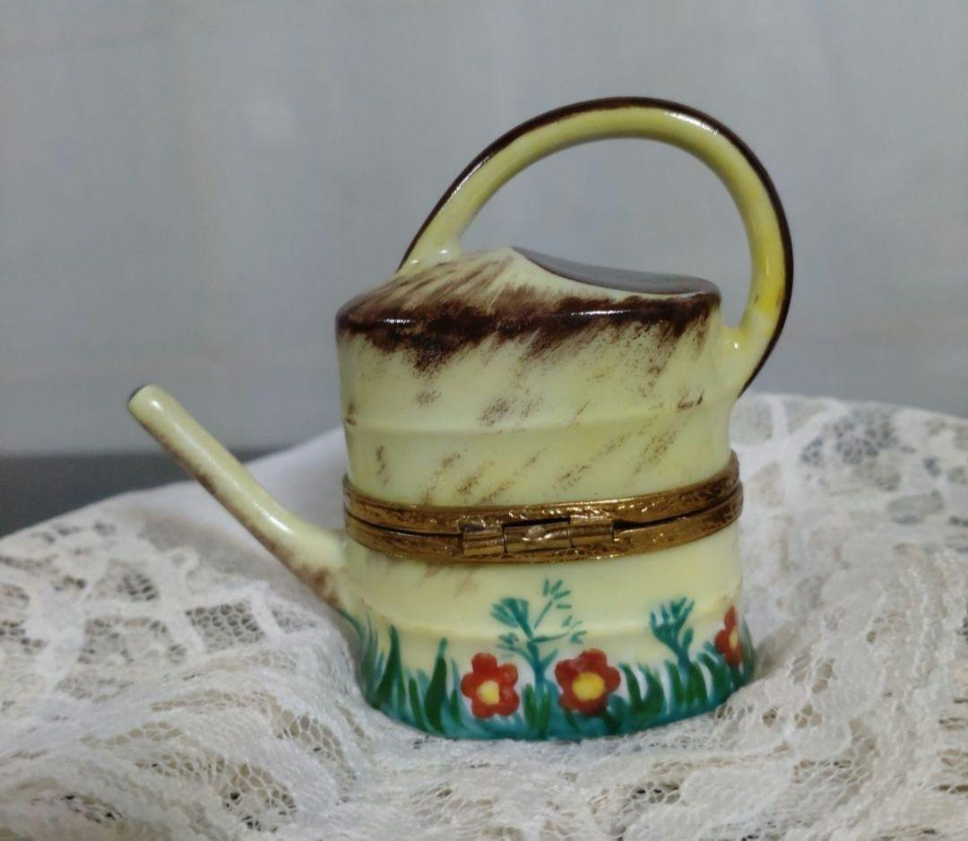 フランスリモージュ製　陶器じょうろの形の ピルケース