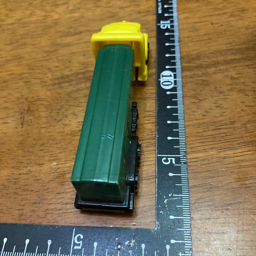 ペッツケース　PEZ トラック型ミニカー 黄色と緑色 約10cm