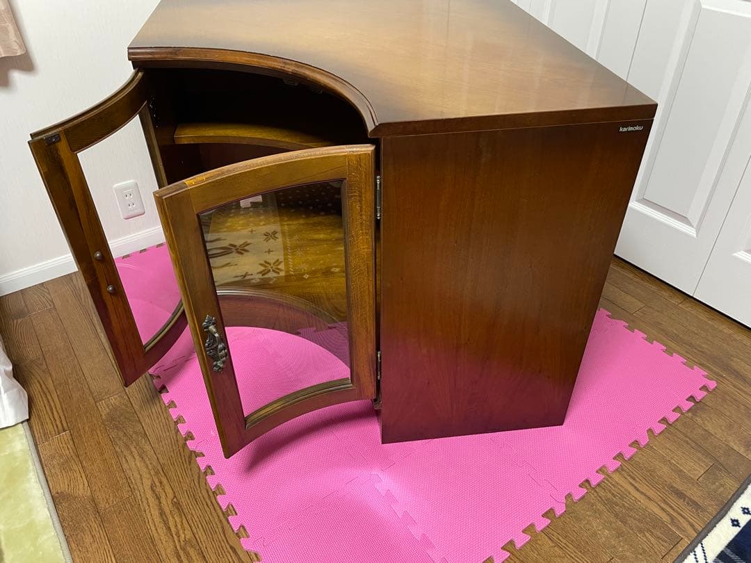 カリモク木製コーナーキャビネット ガラス扉付き