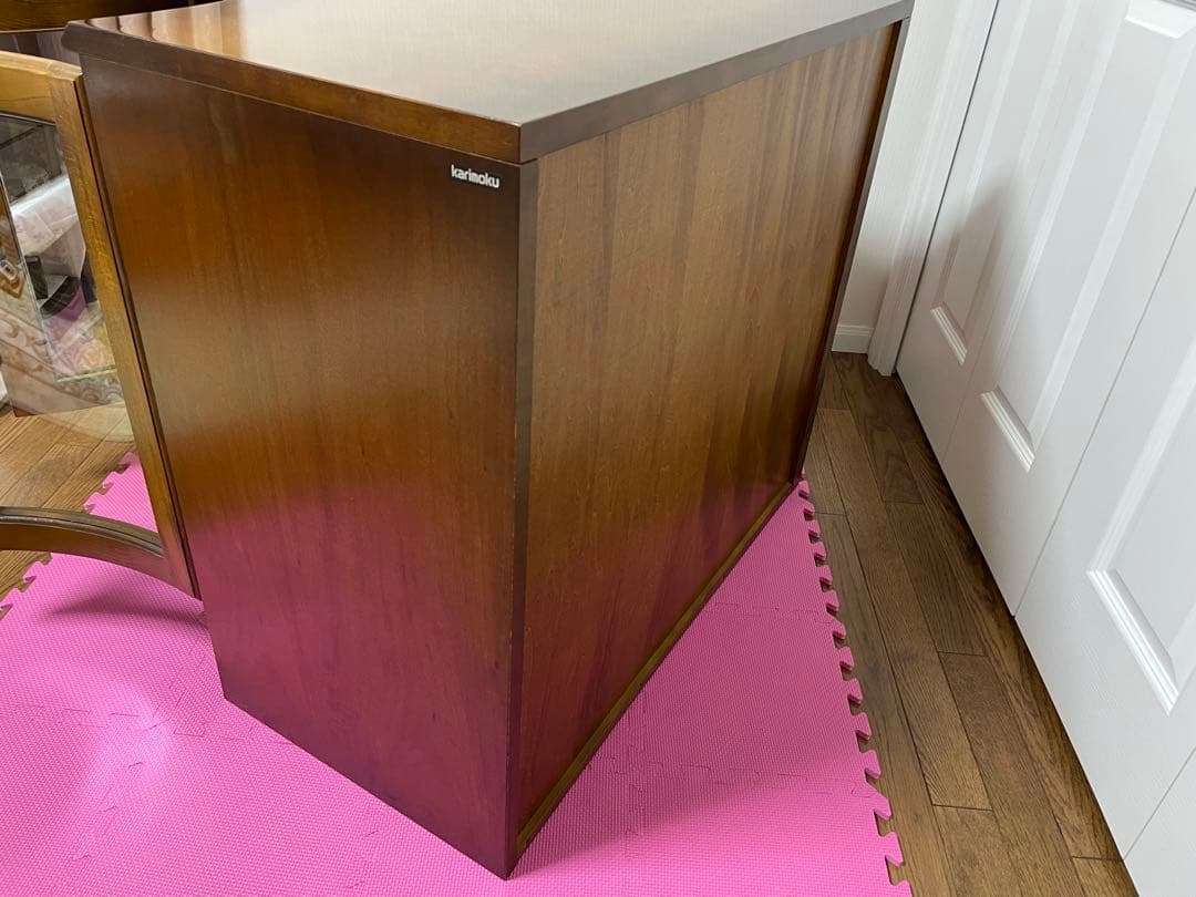 カリモク木製コーナーキャビネット ガラス扉付き