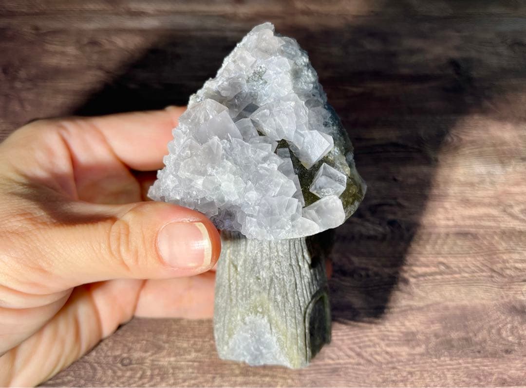 産地不明 フローライト ツリーハウス きのこ 家 置彫り物 天然石