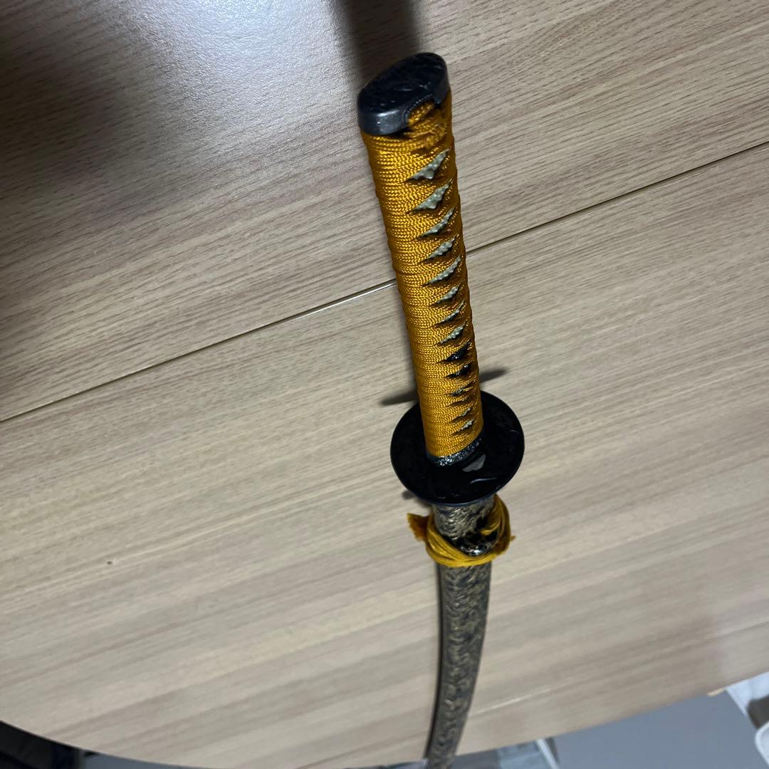 金色模様の刀