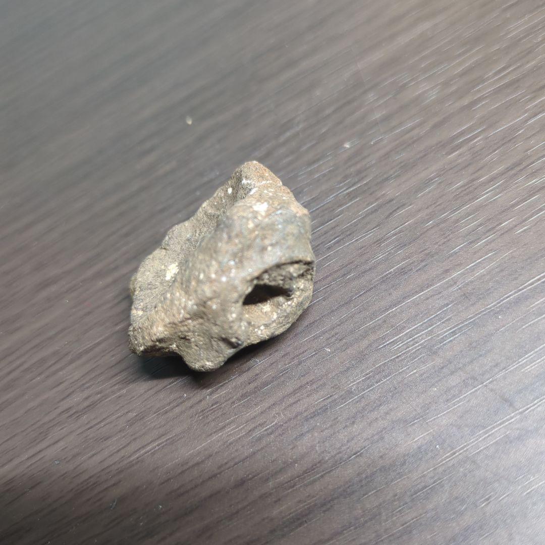 売ってない非売品。激レアの縄文土器上部のフチで穴が空いています