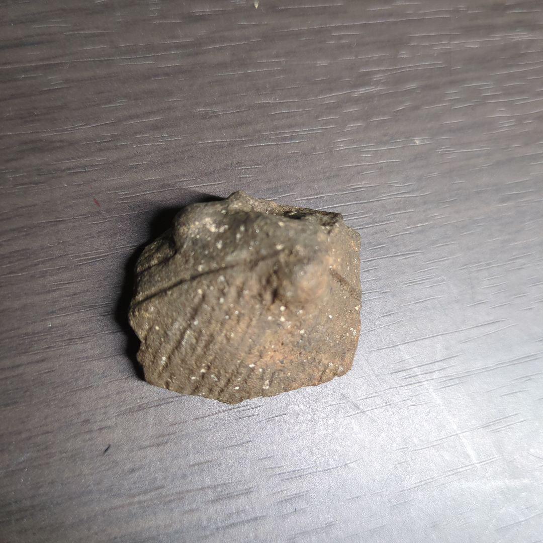 売ってない非売品。激レアの縄文土器上部のフチで穴が空いています