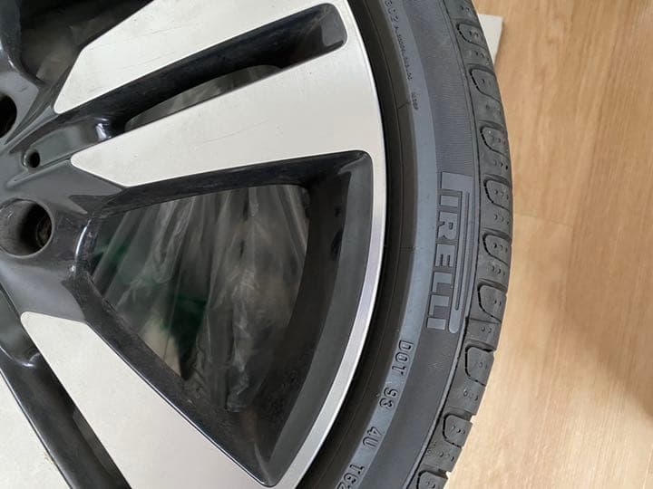 メルセデスベンツA180の純正アルミとメーカー指定のランフラットタイヤです。