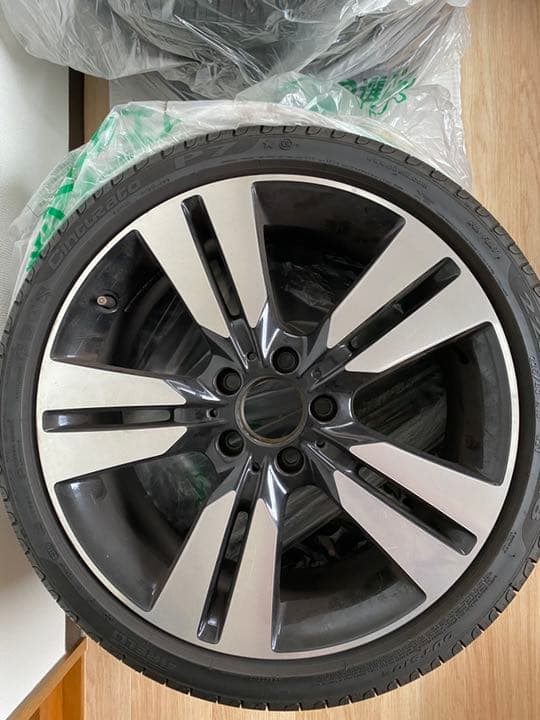メルセデスベンツA180の純正アルミとメーカー指定のランフラットタイヤです。
