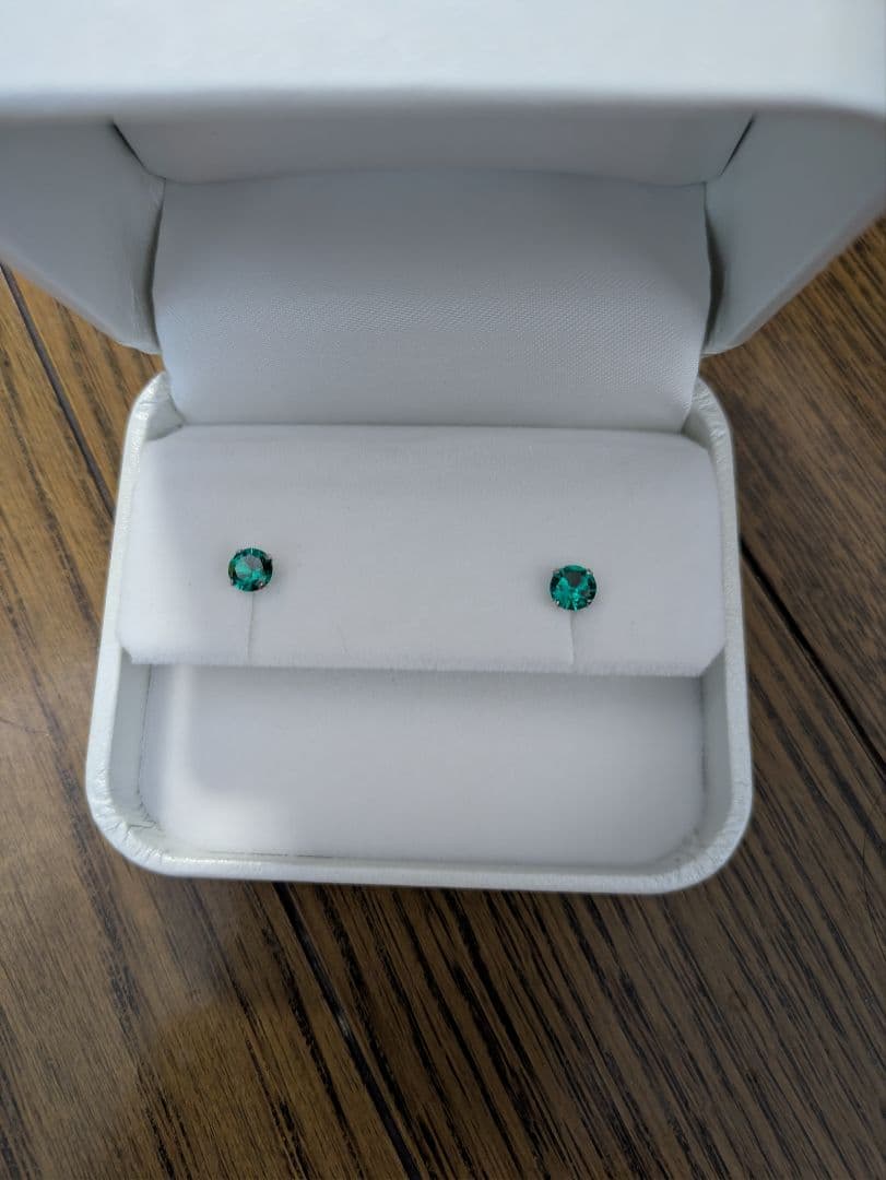 京セラ プラチナ900 クレサンベールエメラルド ピアス