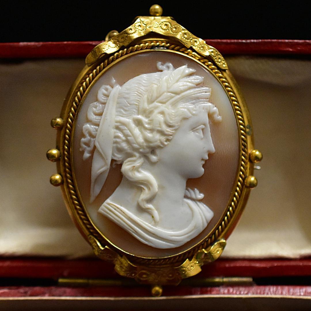 ねね　断捨離中 豊穣の女神デメテルシェルカメオブローチ 彫金リボンフレーム