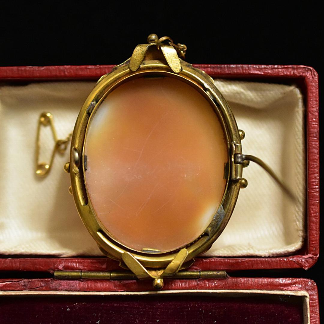 ねね　断捨離中 豊穣の女神デメテルシェルカメオブローチ 彫金リボンフレーム