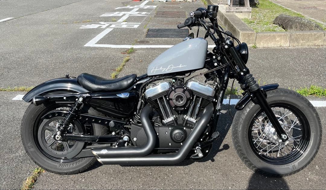 サイモンカスタム タンクカバー グロスグレー ホワイトハンドスクリプト