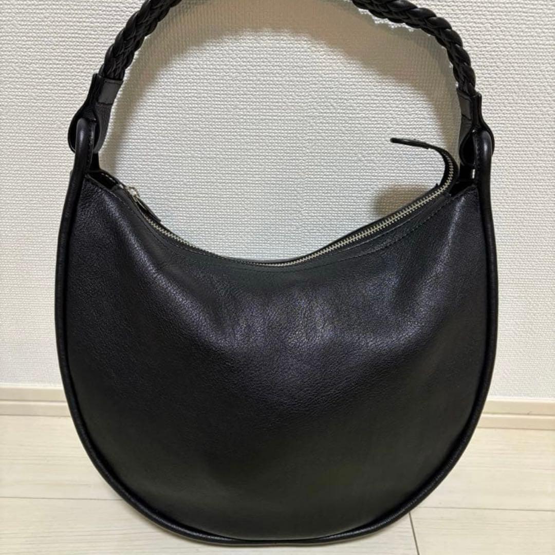 黒いハーフムーン型ショルダーバッグ