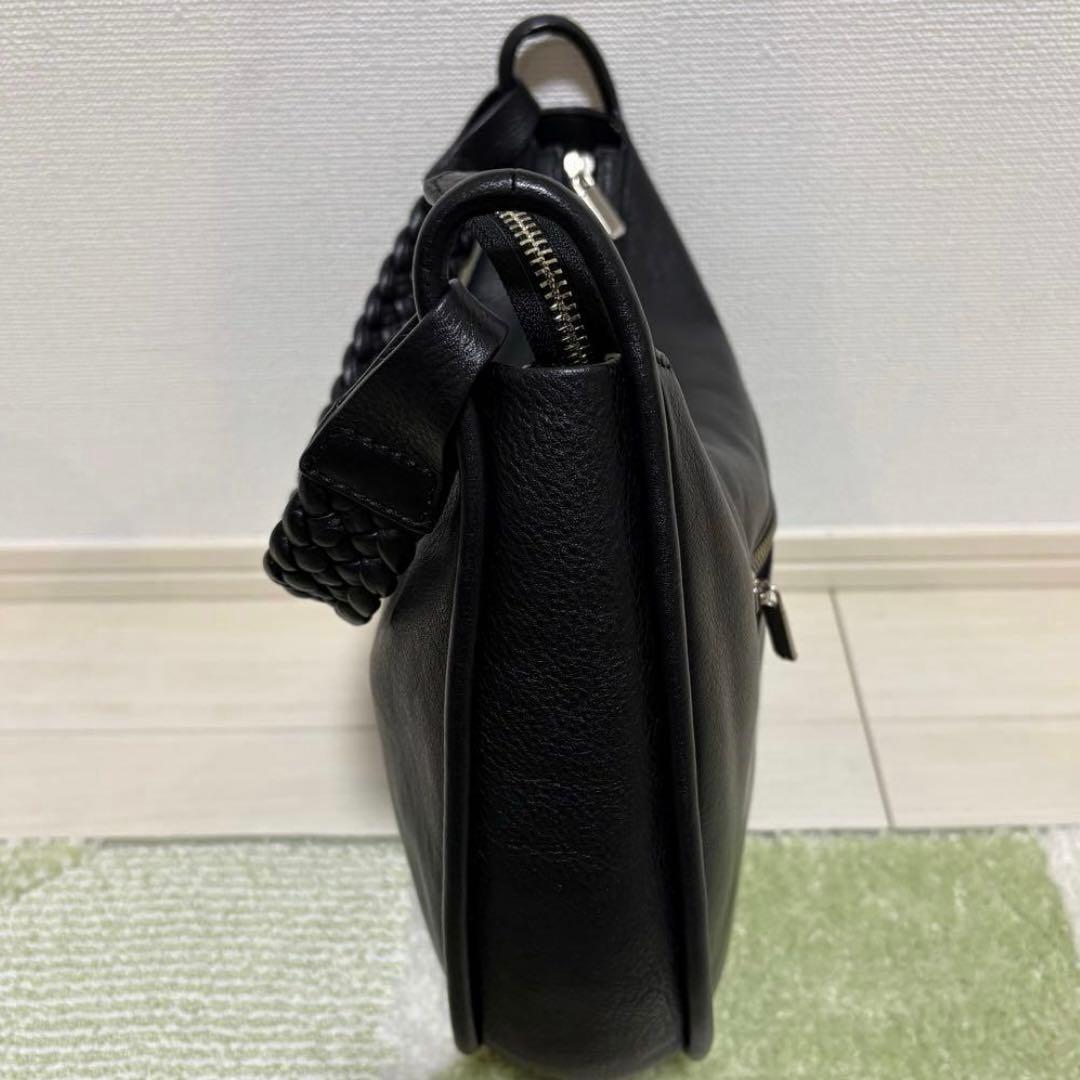 黒いハーフムーン型ショルダーバッグ