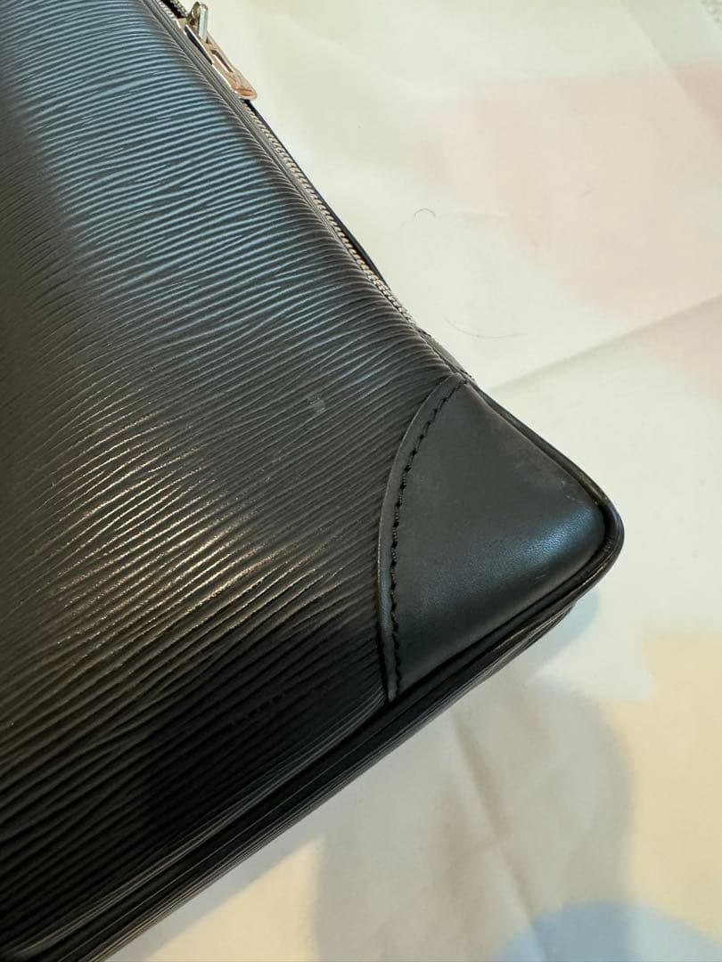 ルイ・ヴィトン バッグ エピ ポルトドキュマンヴォワヤージュ M59162