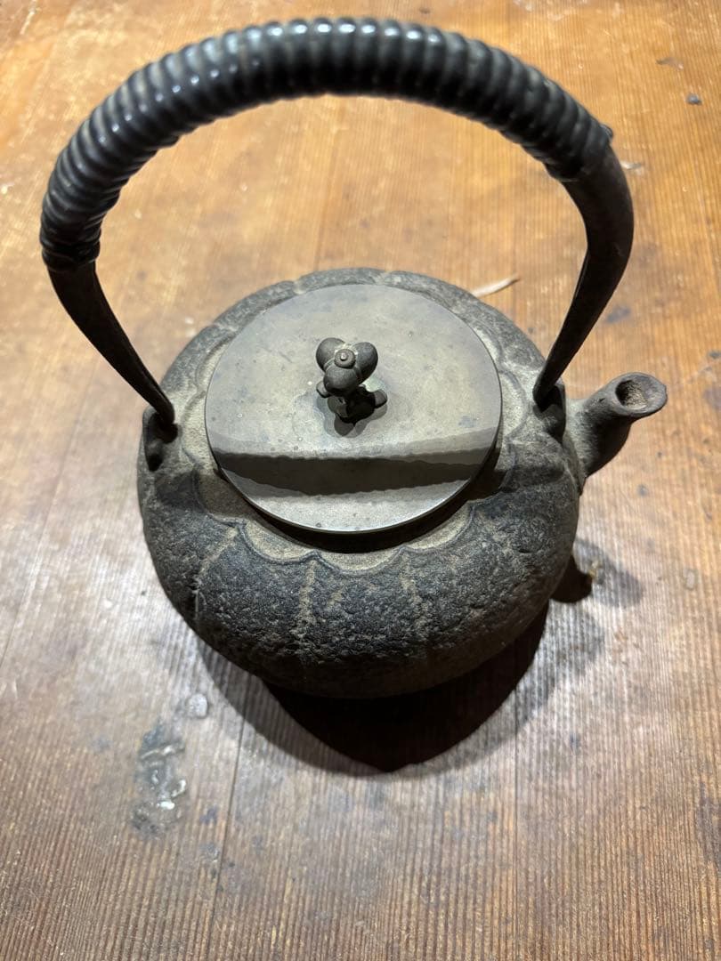 鋳鉄製 鉄瓶 波状装飾　梅模様