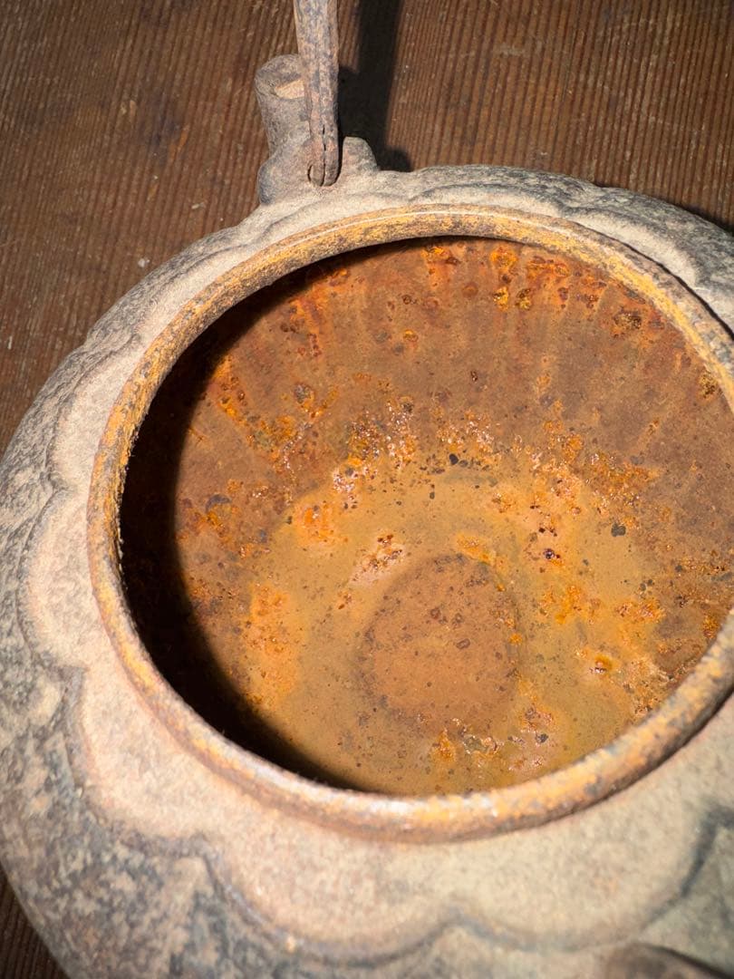 鋳鉄製 鉄瓶 波状装飾　梅模様