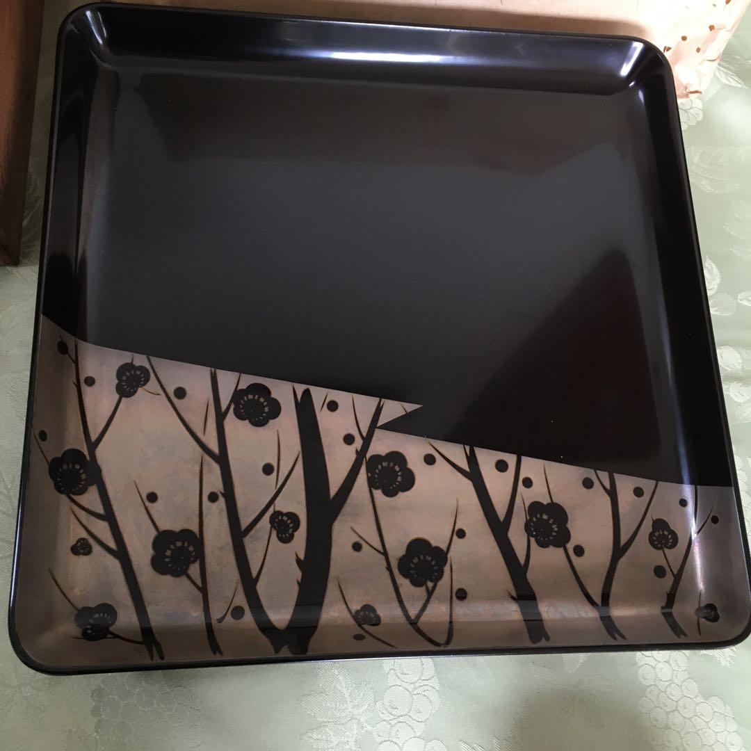 輪島塗本堅地漆器　梅蒔絵の四方脚付膳　同梅蒔絵　栗色蓋付椀　各一客セット