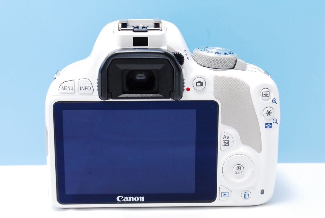 【人気色ホワイト】Kiss X7 手ぶれ補正 軽量 ショット数少ない☆