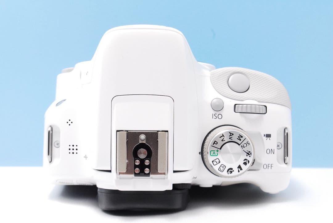 【人気色ホワイト】Kiss X7 手ぶれ補正 軽量 ショット数少ない☆