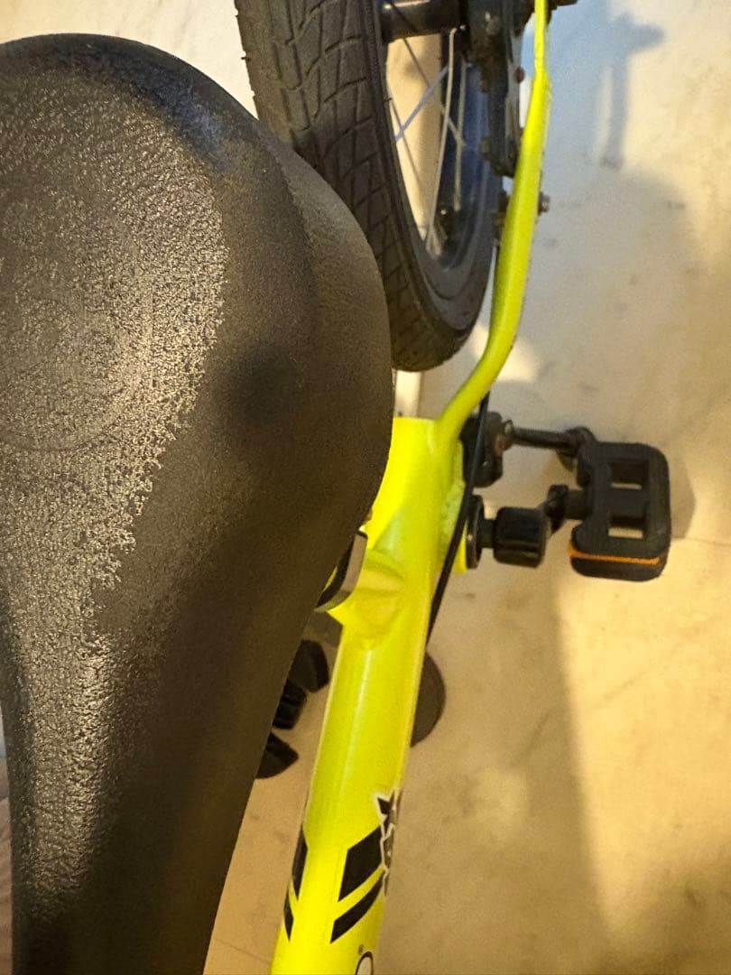 STRIDER ストライダー 14x ライムイエロー　スタンド付き