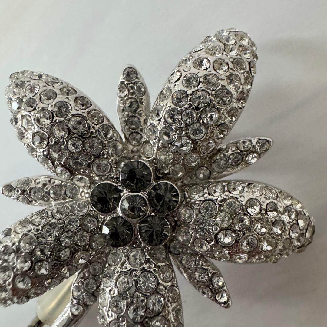 【フォクシー FOXEY】シャイニー フラワーラインストー ブローチ シルバー