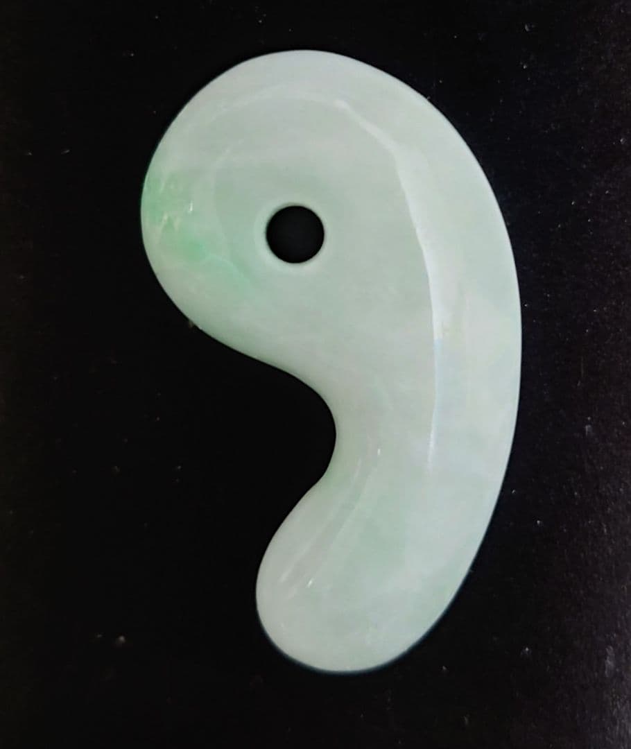 【週末セール】糸魚川翡翠　勾玉　艷やか