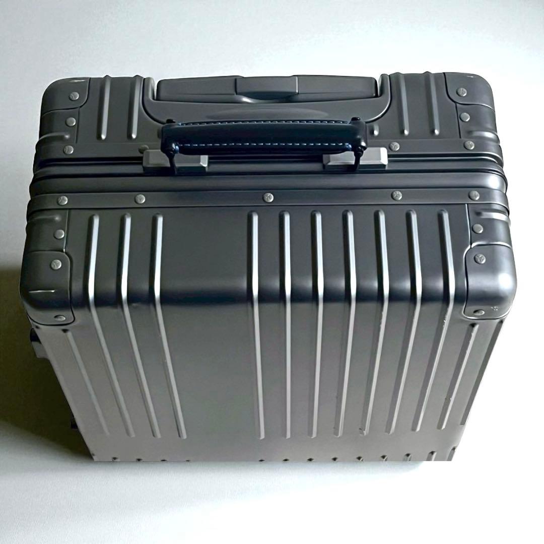 【希少 ガンメタ調】イノベーター 4輪アルミスーツケース36L 機内持ち込み