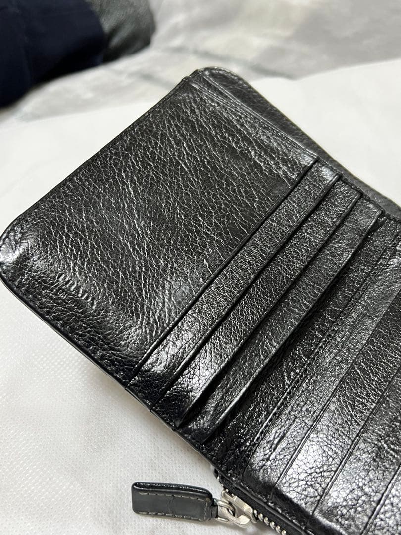 【激レア】PRADA ブラック パンチングレザー ジップ財布