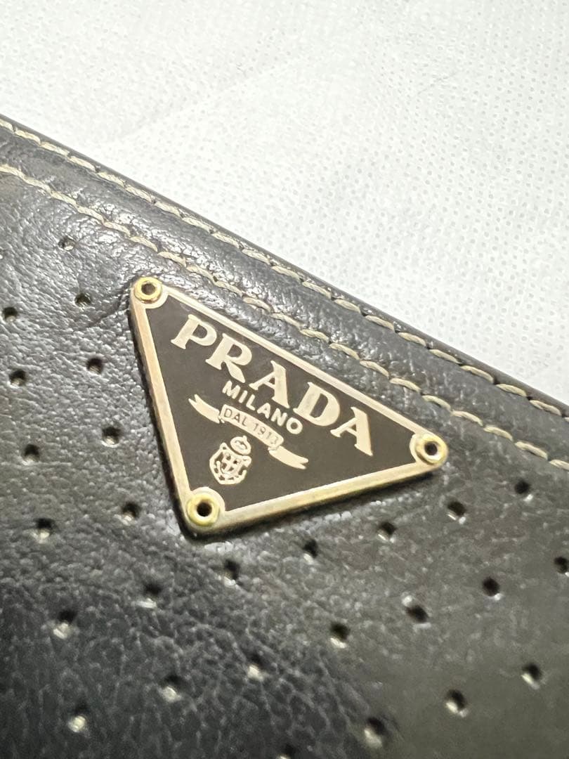 【激レア】PRADA ブラック パンチングレザー ジップ財布
