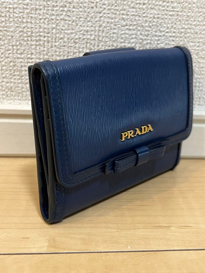 PRADA 財布　二つ折り　青