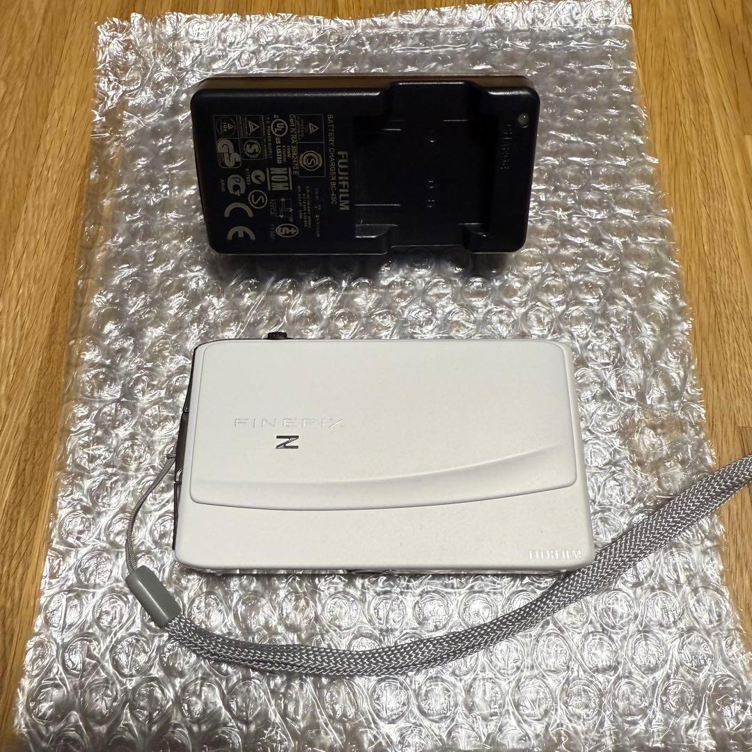 極美品　FUJIFILM FINEPIX Z900EXR ホワイト