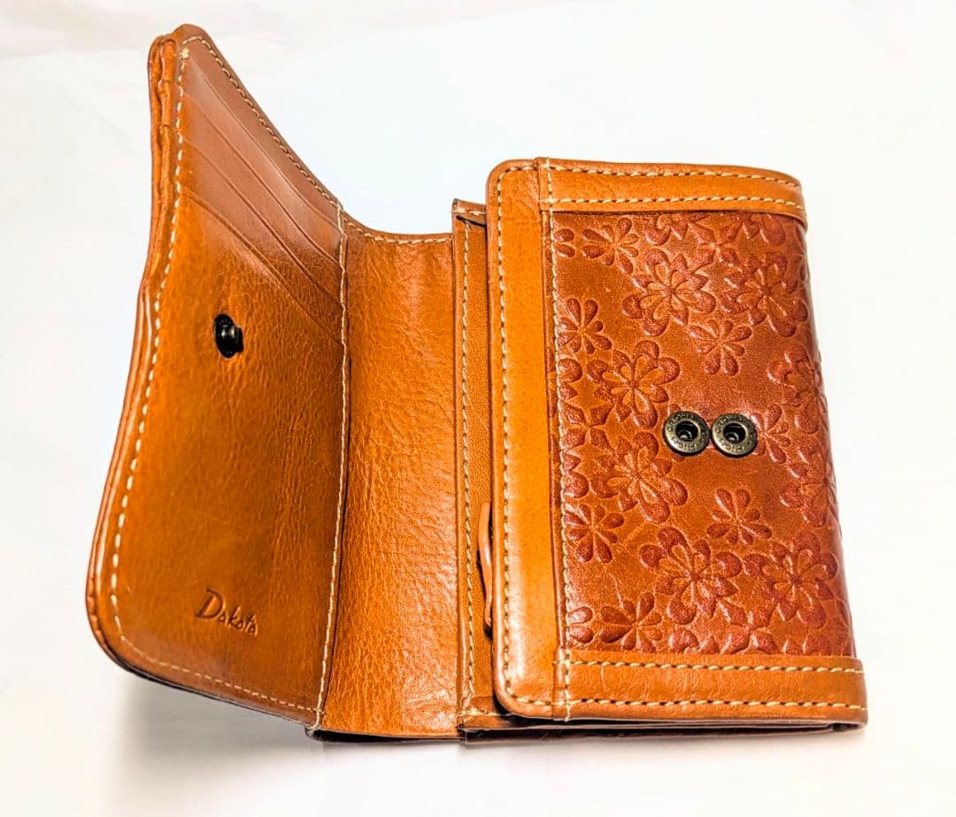 ダコタ フィオラ 本革二つ折り財布 花柄エンボス刻印レア️⭕️未使用に近い美品❗