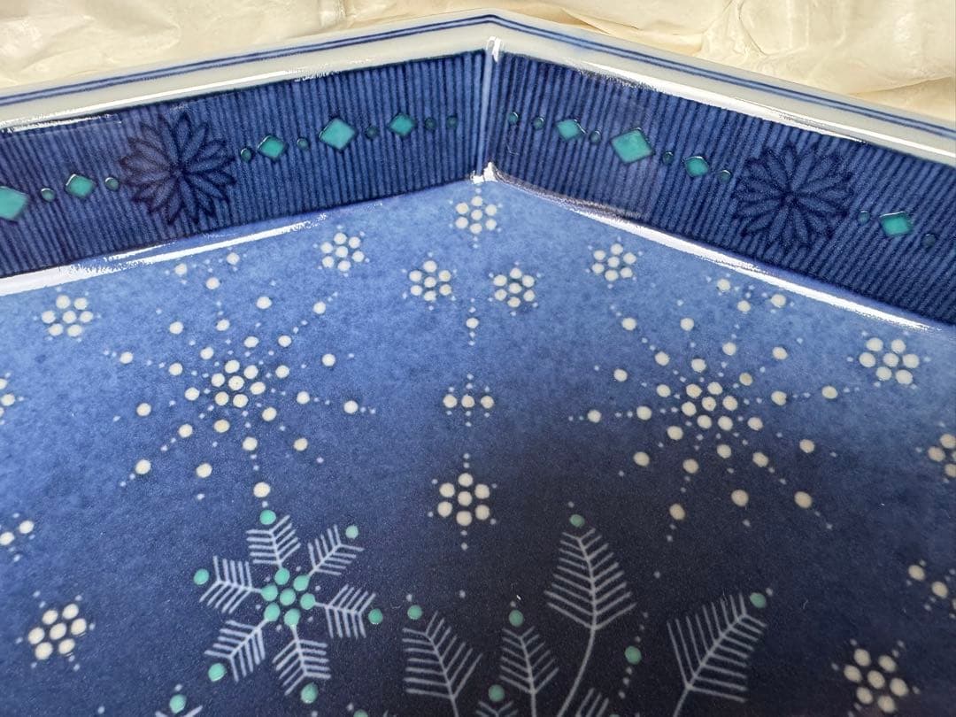 人間国宝　十四代　今泉今右衛門　色絵吹墨墨はじき雪文額皿