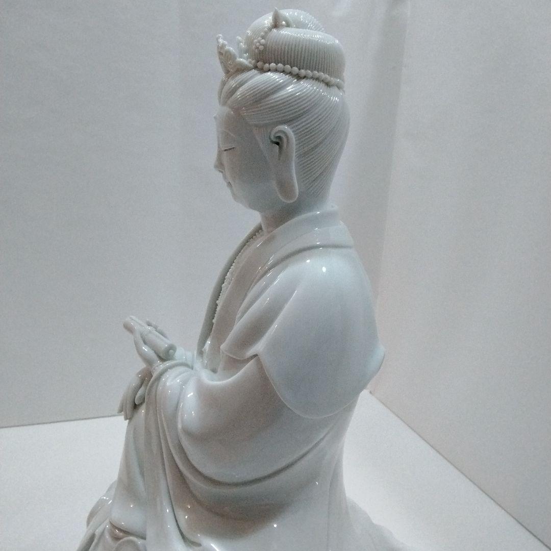 樋渡陶六作　岩座観音　白磁彫　銘窯　肥蝶山　日本工芸会正会員