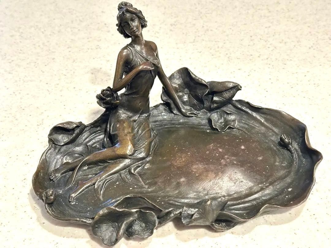 水辺の花と女性のブロンズ製彫刻プレート☆銘入り アクセサリープレート