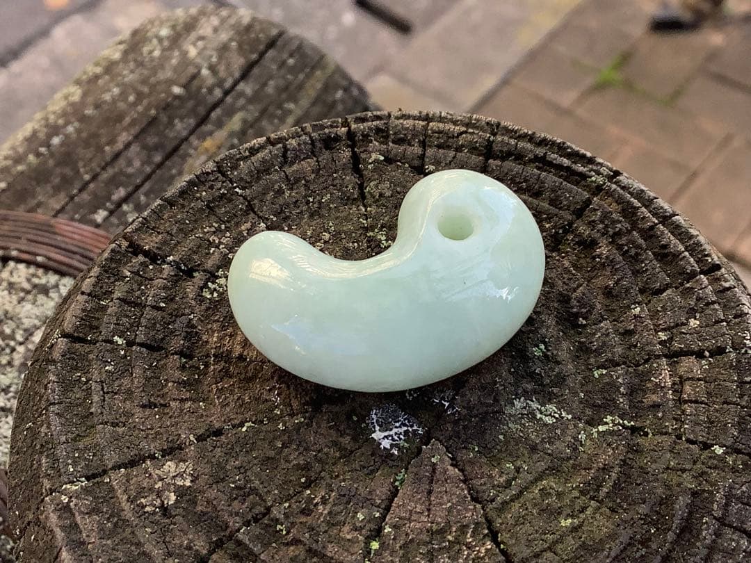 ✳古代からの開運石　糸魚川翡翠ジェダイト勾玉　幸運の守護石です　機械鑑定鑑別書付