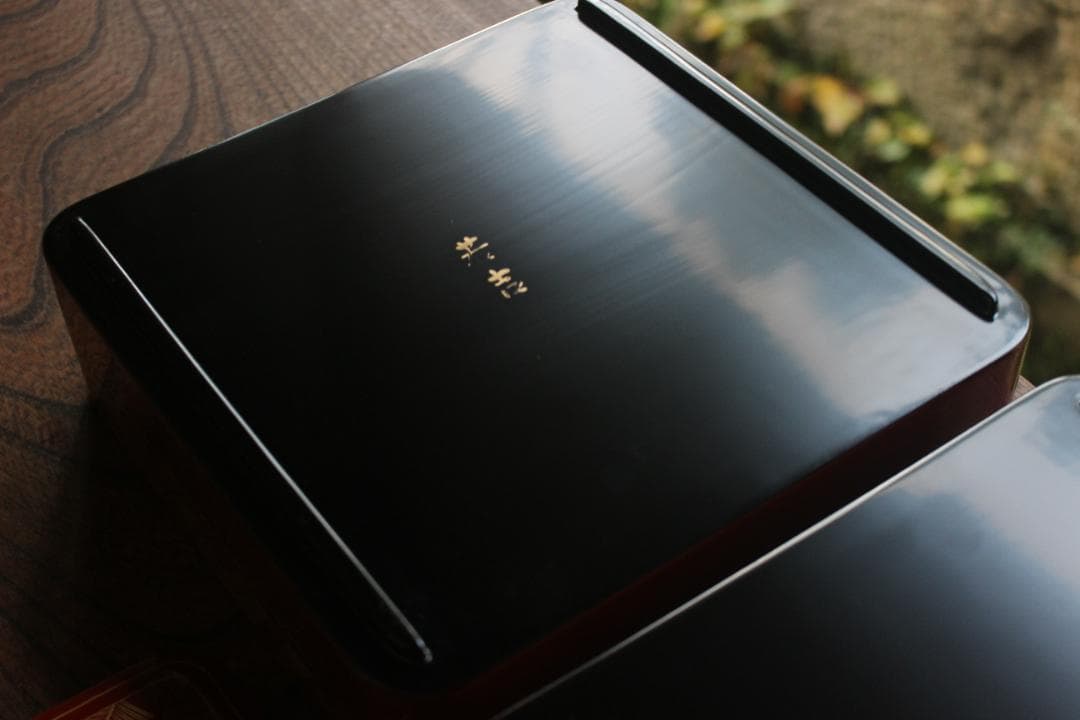 デッドストック！上質朱漆に優美な羊歯沈金の映える二段重（検重箱お重