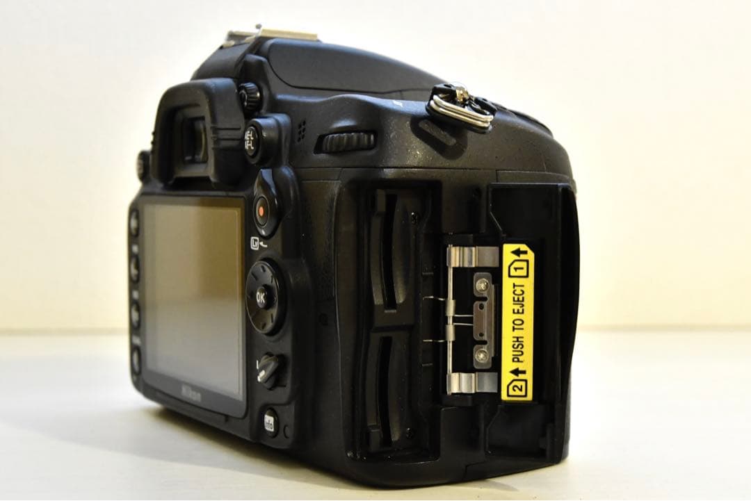 Nikon D7000 デジタル一眼レフカメラ