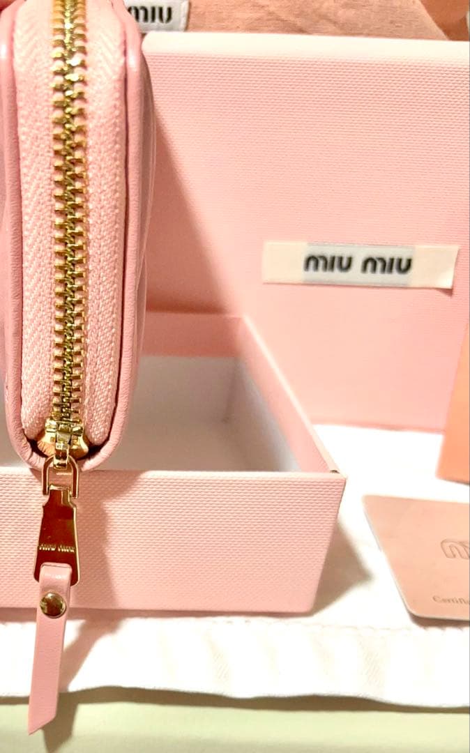 【正規品　新品未使用】ミュウミュウ　マテラッセレザー ケース　ピンク