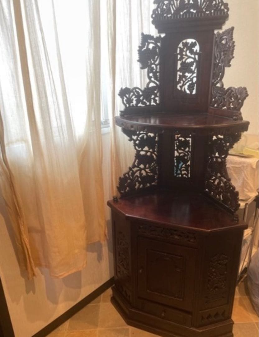 彫刻入りダークブラウンコーナーキャビネット