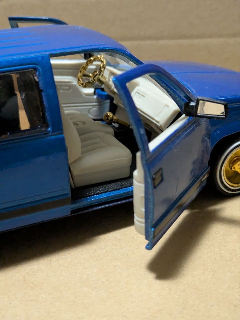 サニーサイド 1993 シボレー サバーバン 1/24 ブルーゴールド